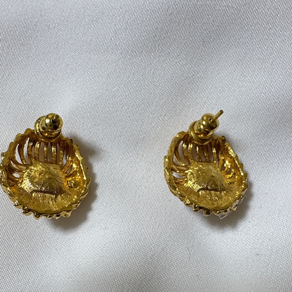 Elegant Gold and Pearl Earrings - Picture 4 of 10